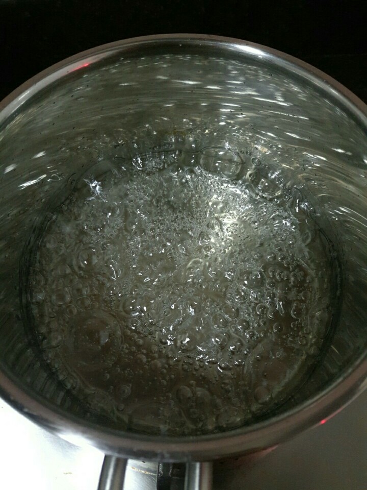 抹茶白巧牛轧糖,糖开始从大泡泡变成密集的泡泡
