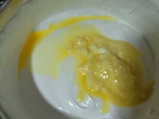 抹茶白巧牛轧糖,等到蛋白倒进去糖浆里面打发到明显感觉到打蛋器有很大阻力，再把黄油白巧混合液分两三次倒进去糖锅里，每次加入都要彻底混合才能进去下一次