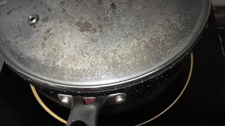 糖醋肋排,加盖小火炖煮30分钟左右，中途开盖翻动一下防止沾锅