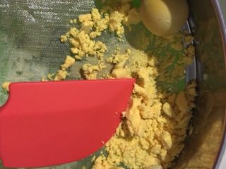 玛格丽特饼干,
玛格丽特的做法 步骤3
蛋黄用面粉筛过滤到打发好的黄油中