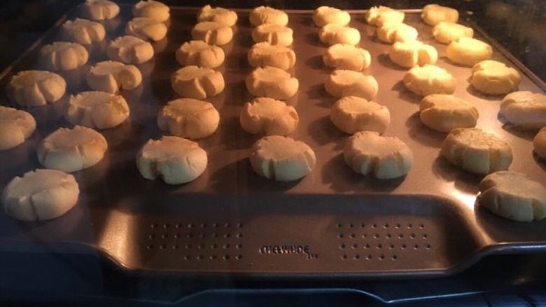 玛格丽特饼干,
玛格丽特的做法 步骤11
放入烤箱中上层，上下火烤15到20分钟，注意烤箱要提前预热，这是两次的量，一共做了两盘，第一盘烤的时候在做第二盘，这样第一盘出炉就可以接着烤了，还有每个烤箱温度不一样，大家烤的时候注意观察，表面上色就可以了