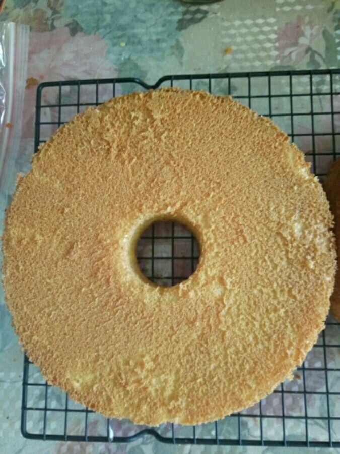 双层奶油戚风蛋糕,1.先将10寸，8寸蛋糕坯，中间横向切开。
