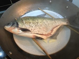 「吃货久久」这样蒸鱼我一人可以吃一条,水沸腾后把准备好的鱼放在筷子上 尽量不挨着盘子