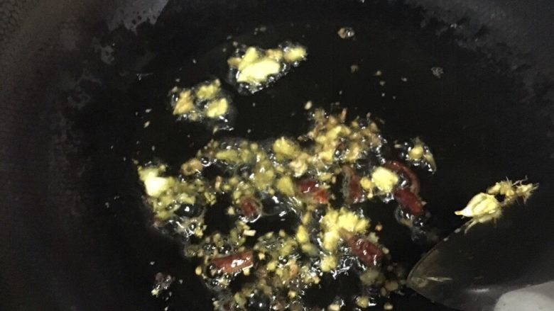 腊肉炒白菜,倒油加热，放入姜蒜，然后再放辣椒和花椒