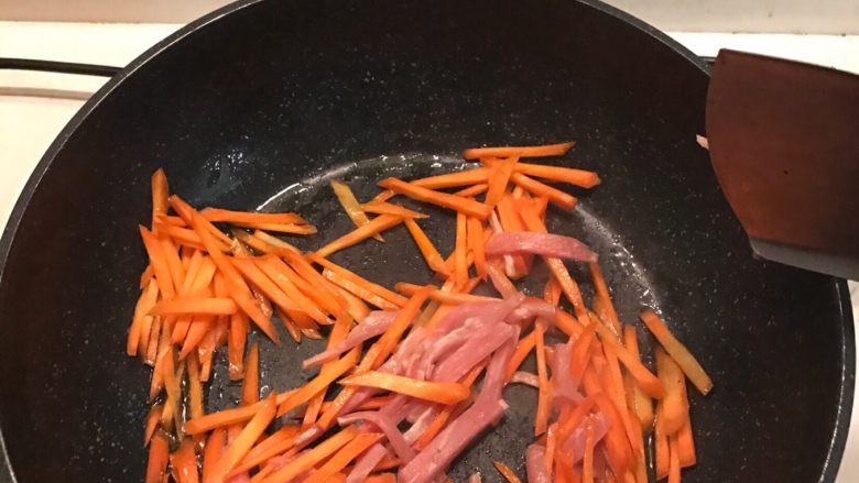 芹菜三丝儿,热锅，菜油熬制8分熟，先加入胡萝卜丝和肉丝翻炒片刻