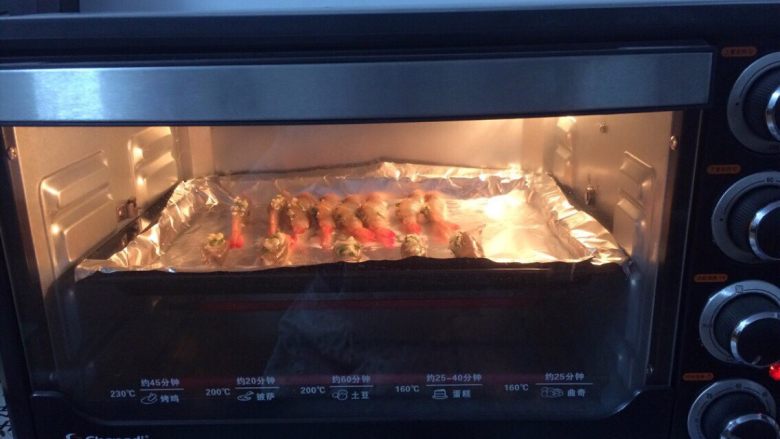 蒜蓉烤虾,烤箱提前预热，把摆放好的虾放入烤箱，上下管200度，烤15分钟即可