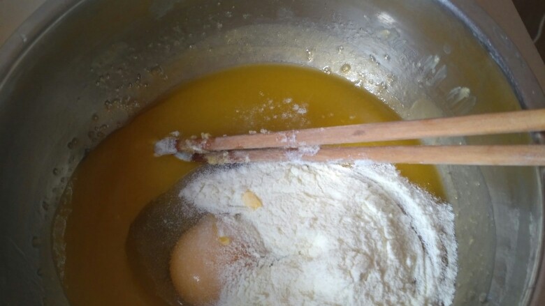 无秤新手黄油饼干,加入奶粉，鸡蛋，继续拌匀。