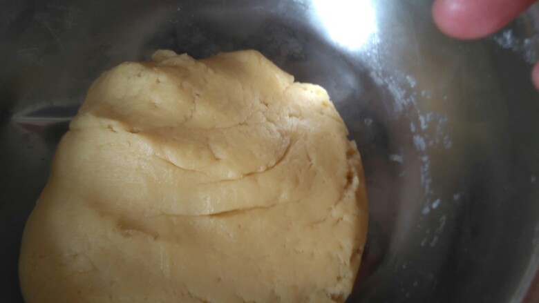 无秤新手黄油饼干,加入面粉，拌匀。使劲揉面，揉成光滑一团，做到盆光面光。