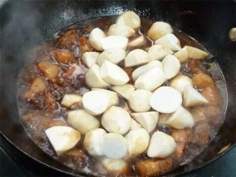 芋头红烧肉,待汤汁剩下三分之一时加入芋头，放少许盐，改大火炖十至十五分钟即可。