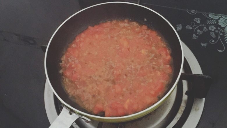 番茄鸡蛋牛肉丸拌软饭🍲🍲,加入牛肉丸末小炒一会儿，加入少量水煮滚，番茄汁沁牛肉丸。