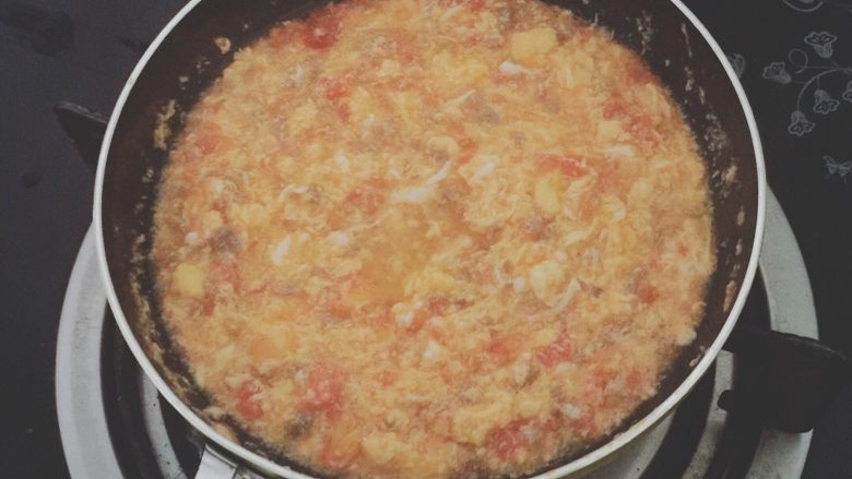 番茄鸡蛋牛肉丸拌软饭🍲🍲,小火加入鸡蛋液不停搅拌，出蛋花即可。妈妈们可以放点葱花什么的味道更好。