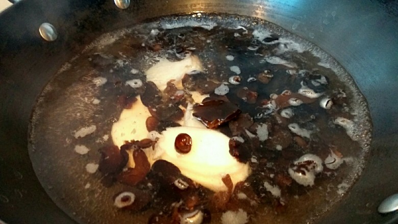 木耳山药炒肉片,锅里放水500克烧沸，下黑木耳山药煮三分钟