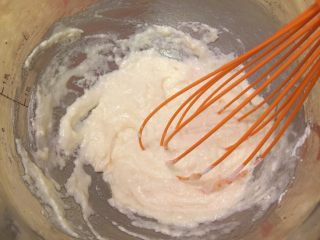 情人节系列一一鲜花蛋白霜蛋糕,筛入低粉，拌匀