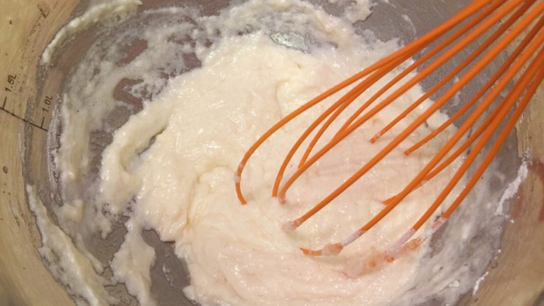 情人节系列一一鲜花蛋白霜蛋糕,筛入低粉，拌匀