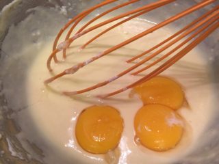 情人节系列一一鲜花蛋白霜蛋糕,分2次加入蛋黄，拌至顺滑的蛋黄糊