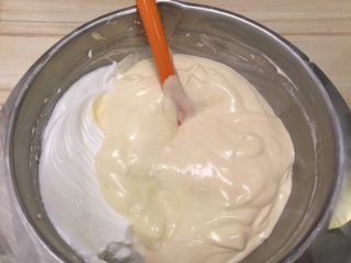 情人节系列一一鲜花蛋白霜蛋糕,分3次将蛋黄糊和打发好的蛋清混合