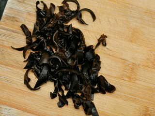 鱼香杏鲍菇,黑木耳提前泡发，切丝。