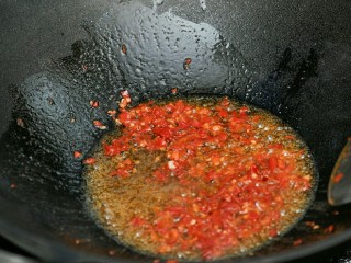 鱼香杏鲍菇,锅中油热后加蒜片爆香后放剁椒。