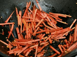 鱼香杏鲍菇,炒香后放黑木耳和胡萝卜丝，可以加少许水焖煮片刻。