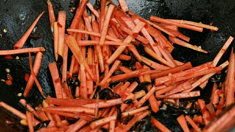 鱼香杏鲍菇,炒香后放黑木耳和胡萝卜丝，可以加少许水焖煮片刻。