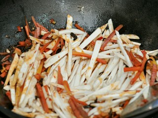鱼香杏鲍菇,焖干水后加杏鲍菇一起炒，炒熟后加盐、蚝油和豆瓣酱调味，撒上葱节即可。