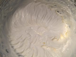 情人节系列一一鲜花蛋白霜蛋糕,淡奶油加糖打发至抹面状态