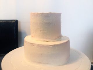 情人节系列一一鲜花蛋白霜蛋糕,一层蛋糕一层奶油的抺好，再将2个蛋糕表面分别抹平，叠加放好