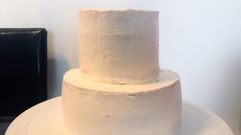 情人节系列一一鲜花蛋白霜蛋糕,一层蛋糕一层奶油的抺好，再将2个蛋糕表面分别抹平，叠加放好
