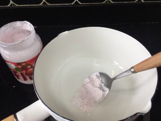 情人节系列一一鲜花蛋白霜蛋糕,水＋棉花糖放入奶锅