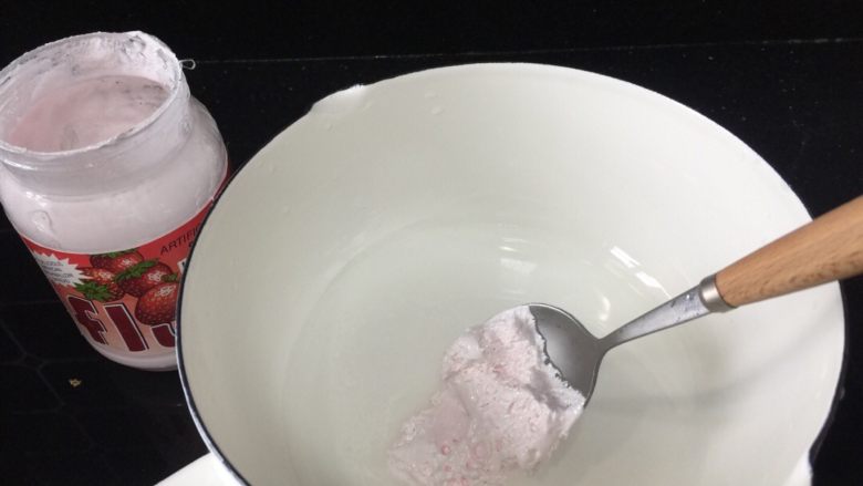 情人节系列一一鲜花蛋白霜蛋糕,水＋棉花糖放入奶锅