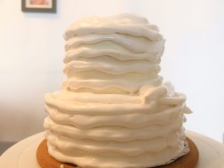 情人节系列一一鲜花蛋白霜蛋糕,将做好的蛋白霜装入裱花袋，均匀地挤在蛋糕上