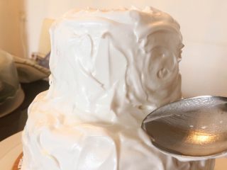 情人节系列一一鲜花蛋白霜蛋糕,用勺子随意地将蛋白霜抺出浮云纹理