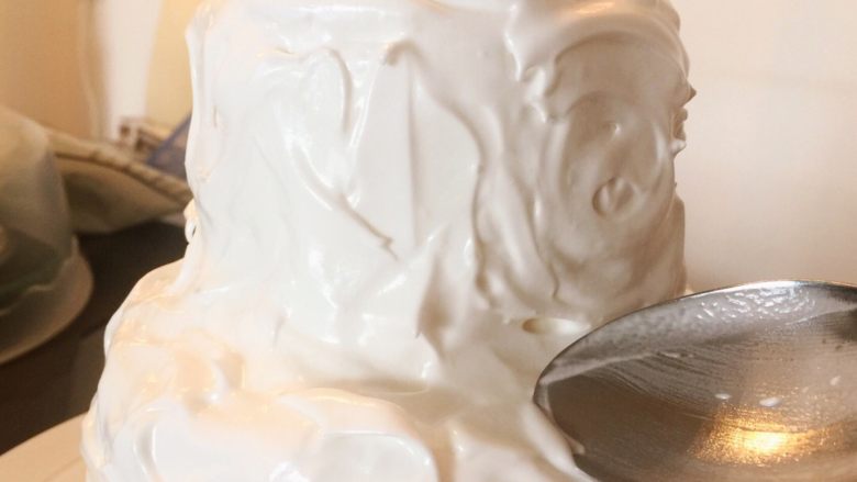 情人节系列一一鲜花蛋白霜蛋糕,用勺子随意地将蛋白霜抺出浮云纹理