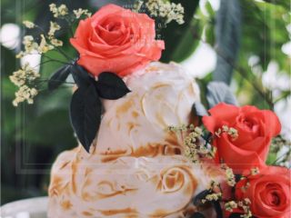 情人节系列一一鲜花蛋白霜蛋糕,将玫瑰花和满天星洗干净，摆放在蛋糕上装饰好