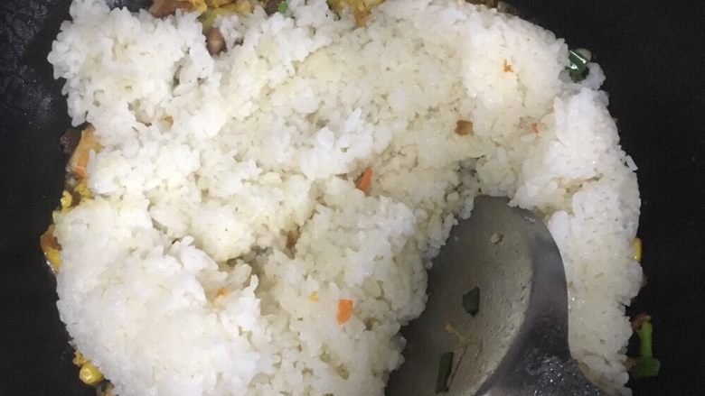 五色炒饭,倒入米饭一起翻炒。