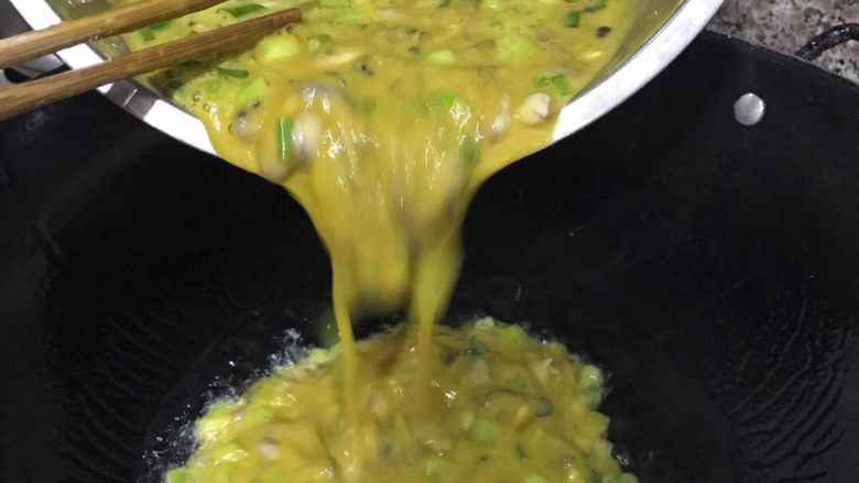 海蛎煎蛋,锅里放多一点的油，大概7成热，倒入搅拌均匀的蛋液，慢慢的晃动，让蛋液均匀的摊在锅里