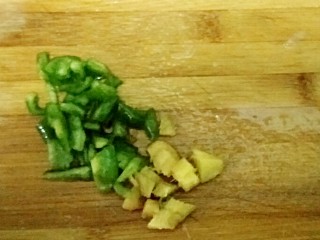 柠檬腌白萝卜,白萝卜在盐腌的时候，可以准备其他的素材：将生姜和青椒切成小块备用