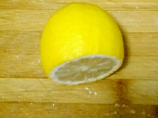 柠檬腌白萝卜,取一块柠檬挤出柠檬汁备用（我就用了柠檬的4分之一，图片是半个，我又切了一小半）