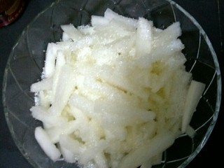 柠檬腌白萝卜,将之前盐腌了半小时的白萝卜用清水在冲洗一遍晾干放进干净的容器里，在换用糖在腌半小时（方法同上）