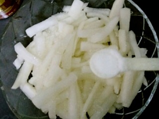 柠檬腌白萝卜,糖腌半小时后在用清水冲洗一遍晾干放进干净的容器里（这时候萝卜也有了淡淡的味道），加入适量的盐