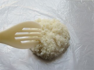 米菲兔杯子趣味餐,温热米饭放在保鲜膜上摊平整