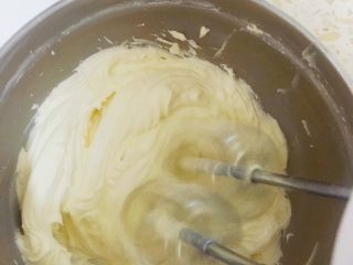 流心芝士塔,室温软化后的奶油奶酪➕糖粉搅打至顺滑