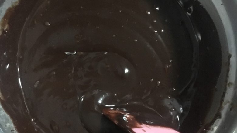 生巧克力,几分钟后搅动，成为细腻光滑的巧克力糊