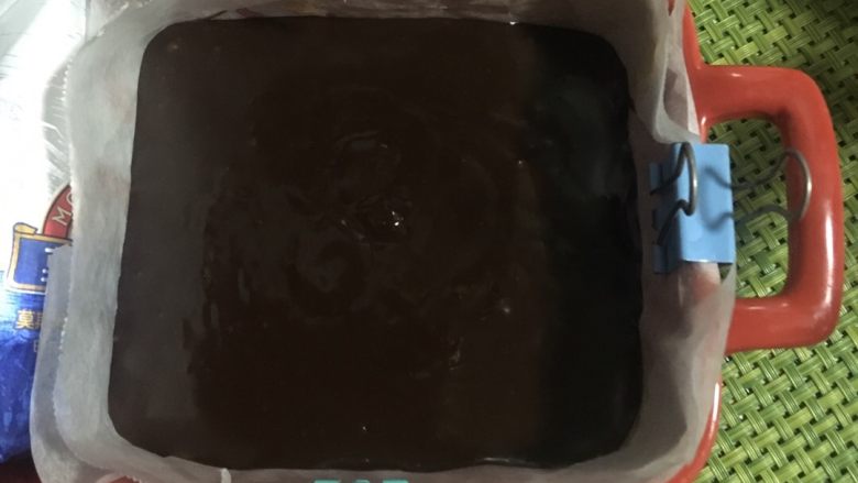 生巧克力,四周的油纸用夹子固定，让巧克力平整流淌
送去冰箱冷藏2.3小时