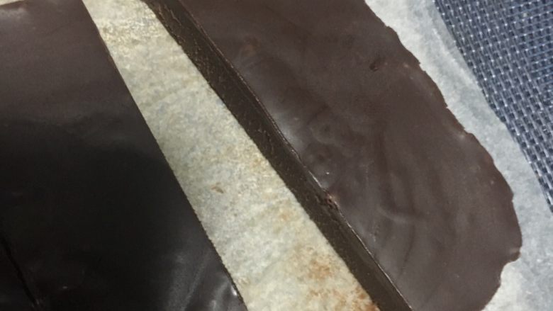 生巧克力,轻巧地切下去，就很光滑平整的刀口了，分割成合适的大小