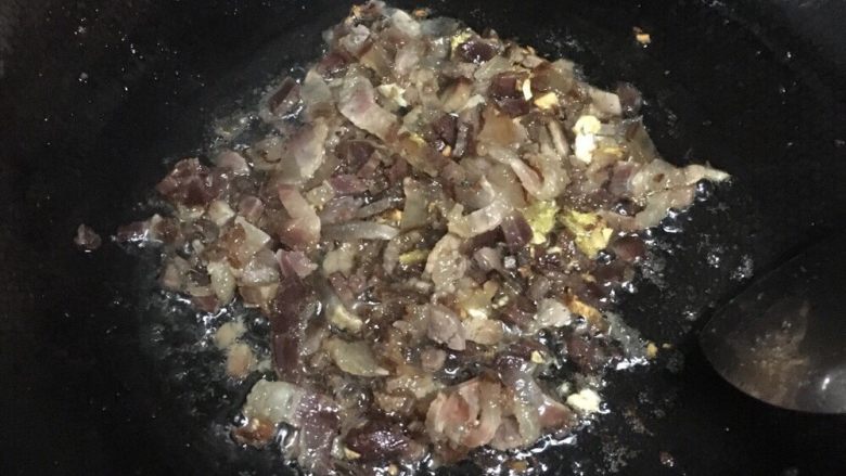 腊肉豌豆炒饭,再把切好丁的腊肉倒下去，把油炒出