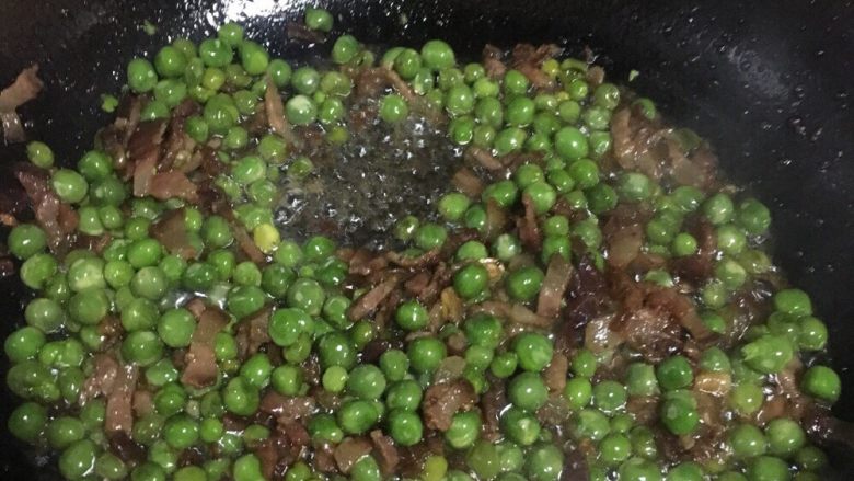 腊肉豌豆炒饭,把闷豌豆的水直至炒干