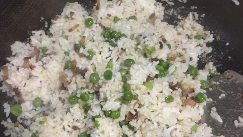 腊肉豌豆炒饭,然后加入米饭炒均匀，加适量的盐