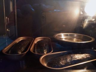 黑可可热狗包,烤箱启动发酵程序，进行二发，大概50分钟左右