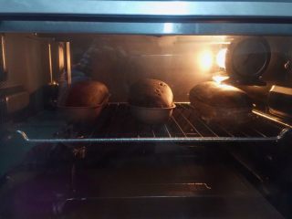 黑可可热狗包,提前以200℃预热烤箱，最底层放一烤盘热水，上下火中层15分钟左右。